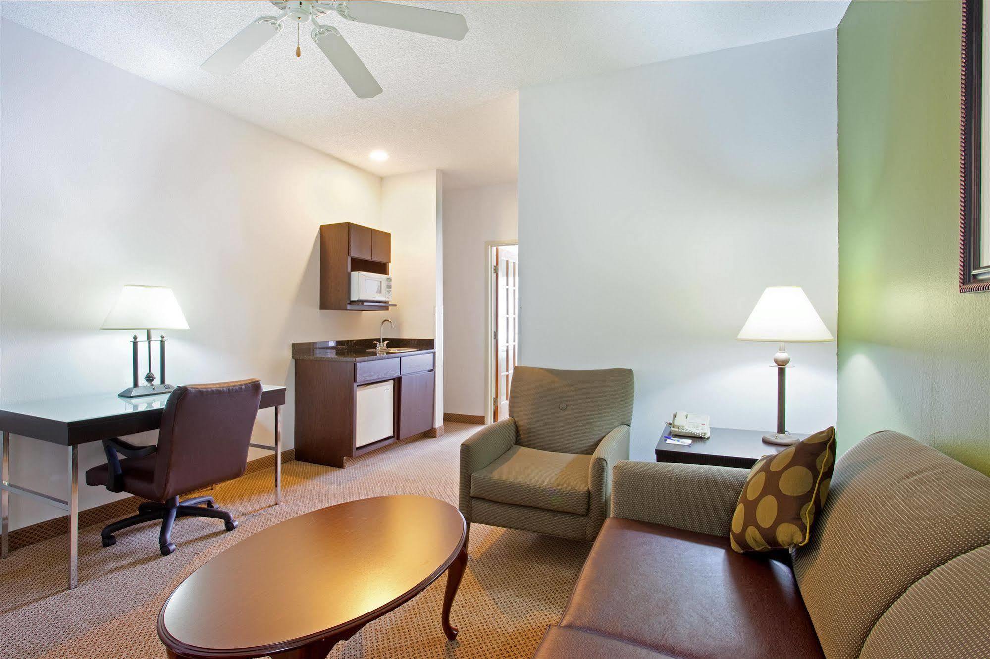 Holiday Inn Express & Suites Chicago-Deerfield Lincolnshire, An Ihg Hotel Riverwoods Room photo
